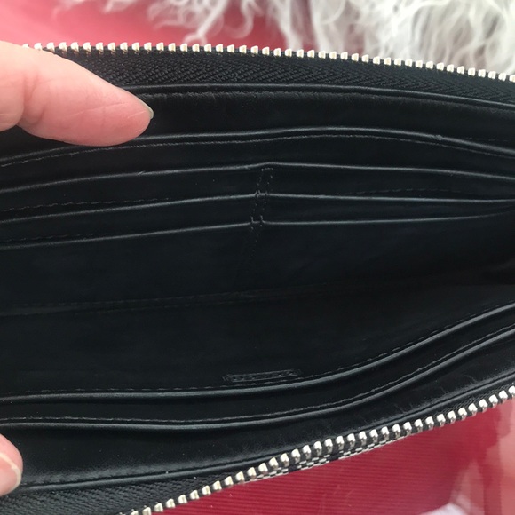 Coach wristlet black with patent leather trim - Picture 7 of 8